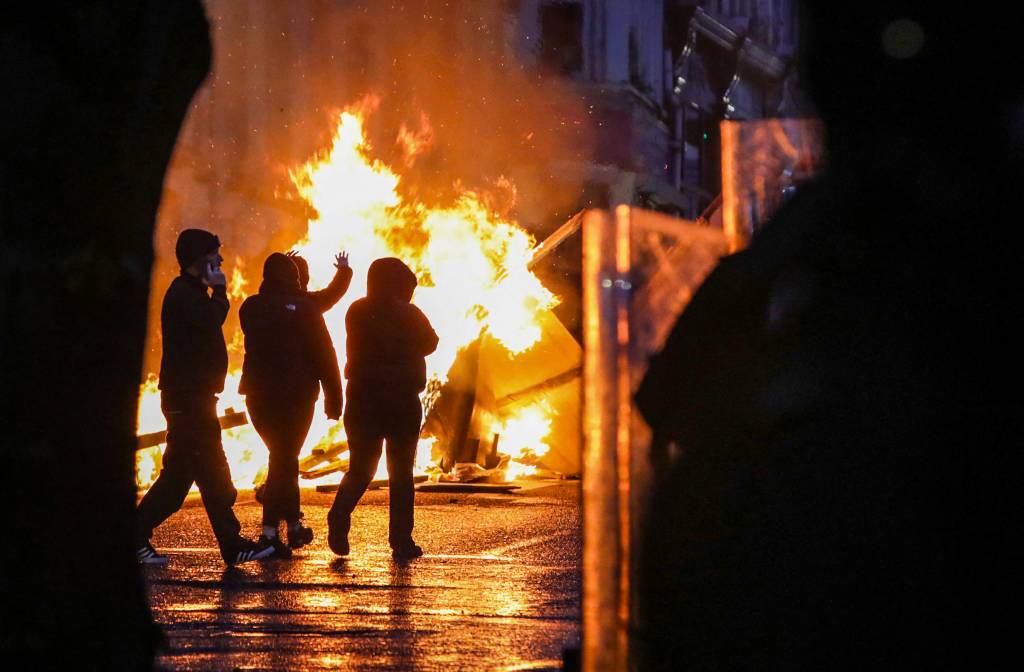 Manifestantes anti-imigração queimam carros e ferem 17 policiais na Irlanda do Norte
