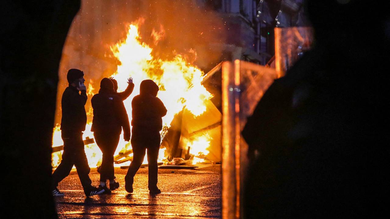 Manifestantes incendeiam rua na cidade de Ballymena, na Irlanda do Norte, em ato violento contra a imigração. 10/06/2025