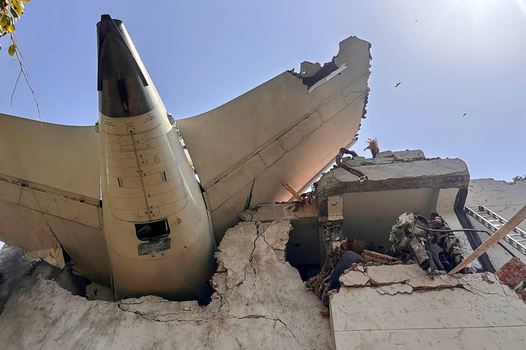 Ações da Boeing despencam após queda de avião na Índia