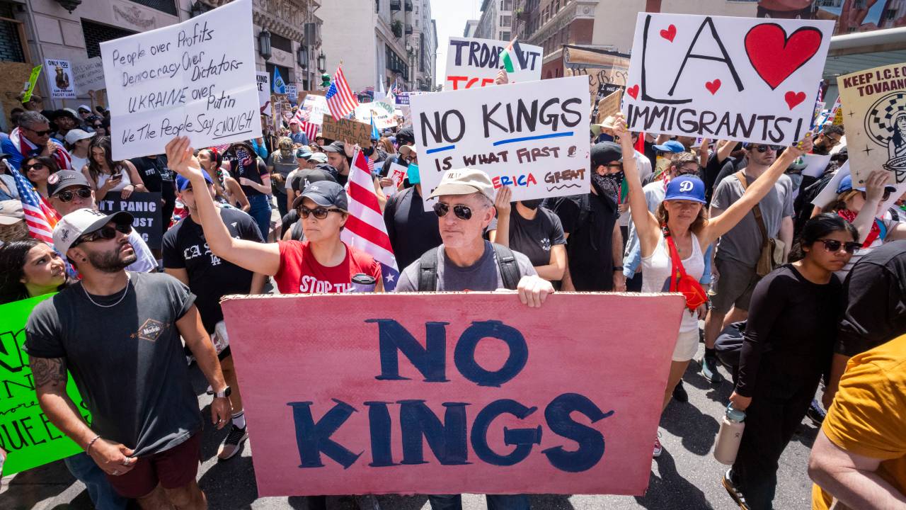 Manifestantes em ato contra o governo Trump sob o slogan "Sem Reis" ("No Kings") em Los Angeles. 14/06/2025
