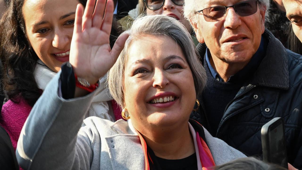 Chilean presidential candidate Jeannette Jara, from the Communist Party, waves to supporters after voting during the left-wing primary election ahead of the November presidential election in Santiago on June 29, 2025. Communist Jeannette Jara, former labour minister in Gabriel Boric's government, won the Chilean left-wing primaries on Sunday, making her the ruling party's candidate for the general elections next November. With 99% of the votes counted, Jara won 60% of the votes, according to official data from the Electoral Service (Servel). (Photo by Rodrigo ARANGUA / AFP)