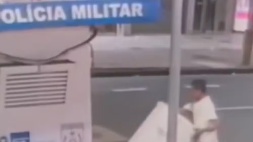 Homens são presos por furtar geladeira de cabine da PM em Ipanema