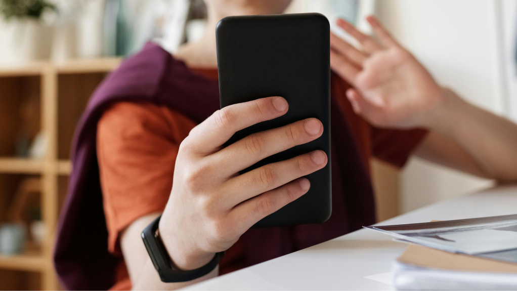 O que significa ‘rage bait’, eleita a palavra do ano pela Universidade de Oxford