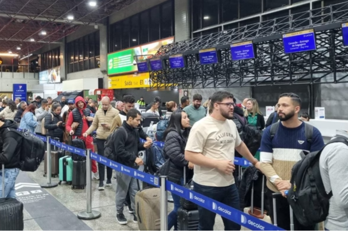 Aeroporto de Guarulhos tem filas por causa de suspensão momentânea de operações na noite da quarta-feira, 11