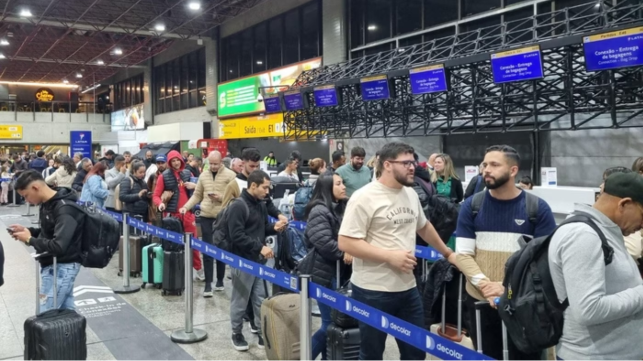 Aeroporto de Guarulhos tem filas por causa de suspensão momentânea de operações na noite da quarta-feira, 11