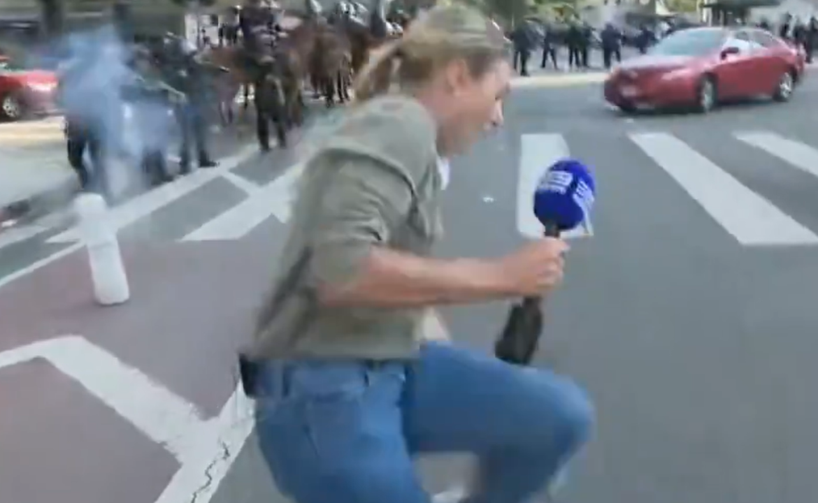 Momento em que Lauren Tomasi, repórter da Nine News, é atingida por tiro de borracha pela polícia de Los Angeles. 08/06/2025