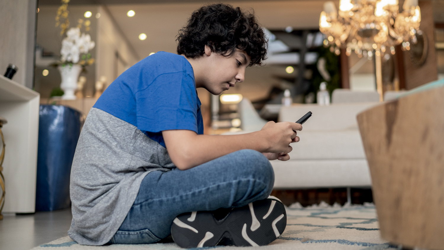 PESCO&Ccedil;O DE CELULAR -&ensp;H&aacute;bito moderno: postura prejudica at&eacute; os jovens