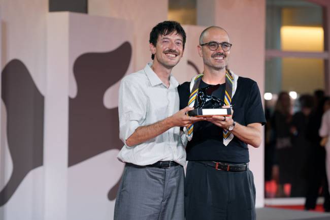 Murilo Hauser e Heitor Lorega com o prêmio de melhor roteiro no Festival de Veneza por 'Ainda Estou Aqui' -