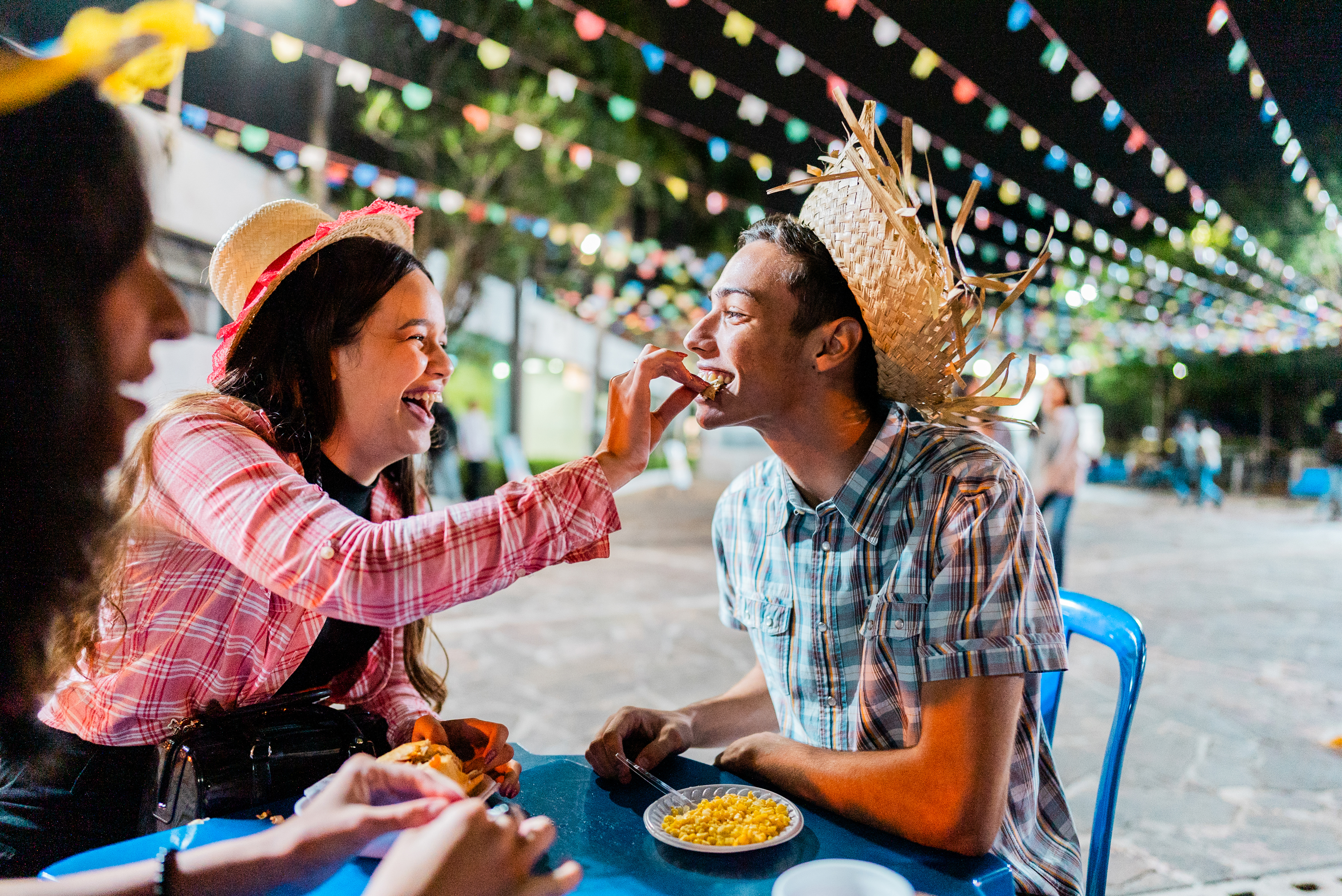 Casal em festa junina