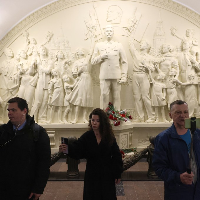 Nova estátua de Stalin no metrô de Moscou dá o que falar – mas Putin tem seus motivos