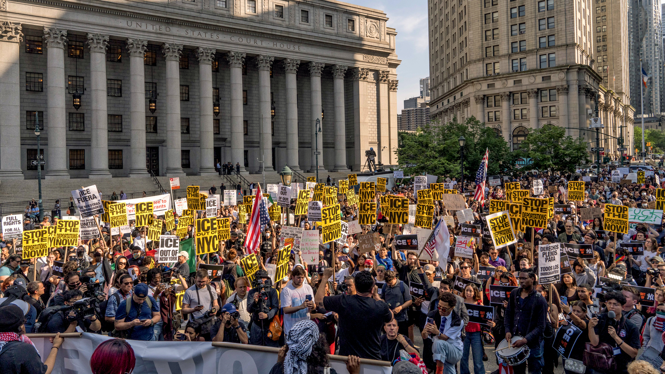 &Eacute; NACIONAL -&ensp;Manifesta&ccedil;&atilde;o em Nova York: a onda cresce pa&iacute;s afora