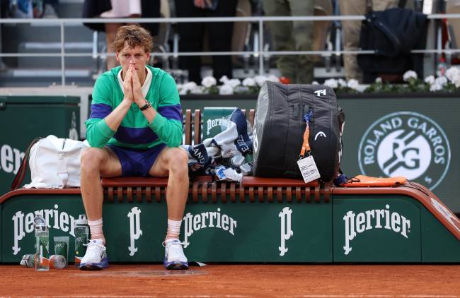 PARIS, FRANCE - JUNE 08: Jannik Sinner of Italy sits on his bench before the trophy ceremony following his defeat to Carlos Alcaraz of Spain in the Men’s Singles Final match on Day Fifteen of the 2025 French Open at Roland Garros on June 08, 2025 in Paris, France. (Photo by Julian Finney/Getty Images)