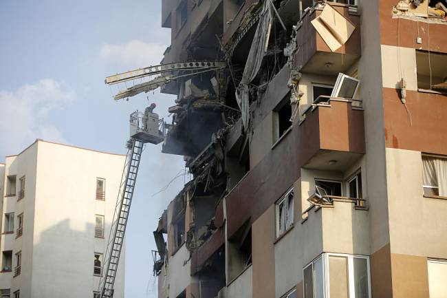 TEHRAN, IRAN - JUNE 13: A view of a damaged building in the Iranian capital, Tehran, following an Israeli attack, on June 13, 2025. Firefighting teams are dispatched to the area. Israeli Defense Minister Israel Katz has announced that Israel conducted strikes on Iran. (Photo by Fatemeh Bahrami/Anadolu via Getty Images)