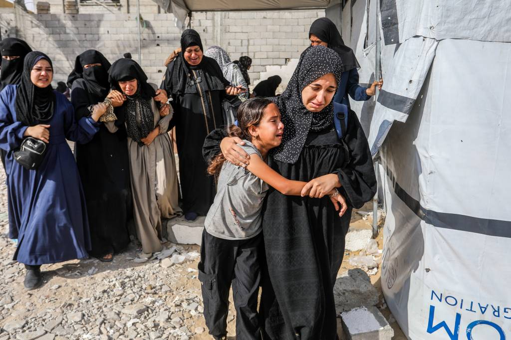 Forças de Israel abrem fogo perto de centro de ajuda humanitária em Gaza e deixam 50 mortos