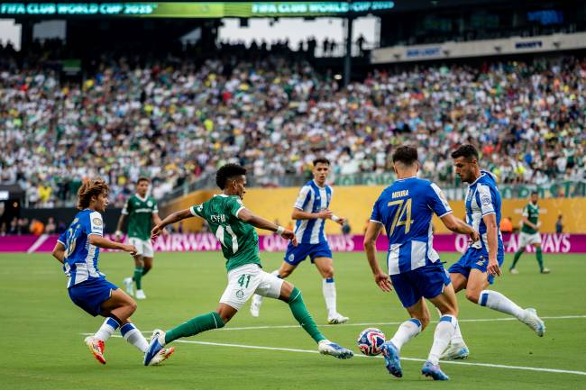 SE Palmeiras v FC Porto: Group A – FIFA Club World Cup 2025 EAST RUTHERFORD, NEW JERSEY - JUNE 15: Estêvão of SE Palmeiras (2nd L) and Iván Marcano of FC Porto (R) fight for possession during the FIFA Club World Cup 2025 group A match between SE Palmeiras and FC Porto at MetLife Stadium on June 15, 2025 in East Rutherford, New Jersey. (Photo by Richard Callis/Sports Press Photo/Getty Images)