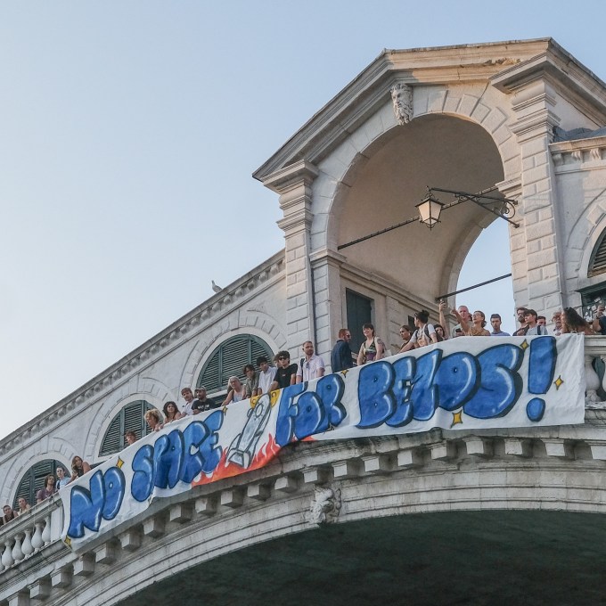 ‘Sem espaço para Bezos’: moradores protestam contra casamento do bilionário em Veneza