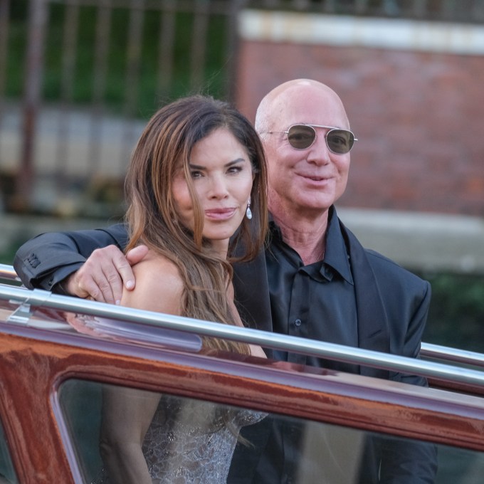 O que dizem cartazes de protesto contra casamento de Jeff Bezos em Veneza