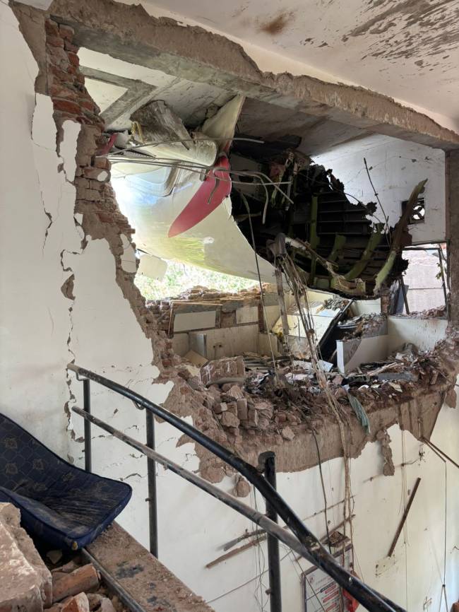 GtPuGWTWQAApe3k Cauda do Boeing 787 da Air India ficou presa em edifício após queda em uma área residencial perto do aeroporto de Ahmedabad, no oeste da Índia. 12/06/2025 -