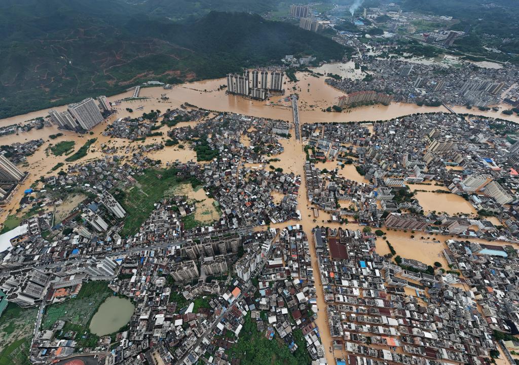 Chuvas ‘sem precedentes em um século’ deixam cidades da China debaixo d’água; veja vídeo