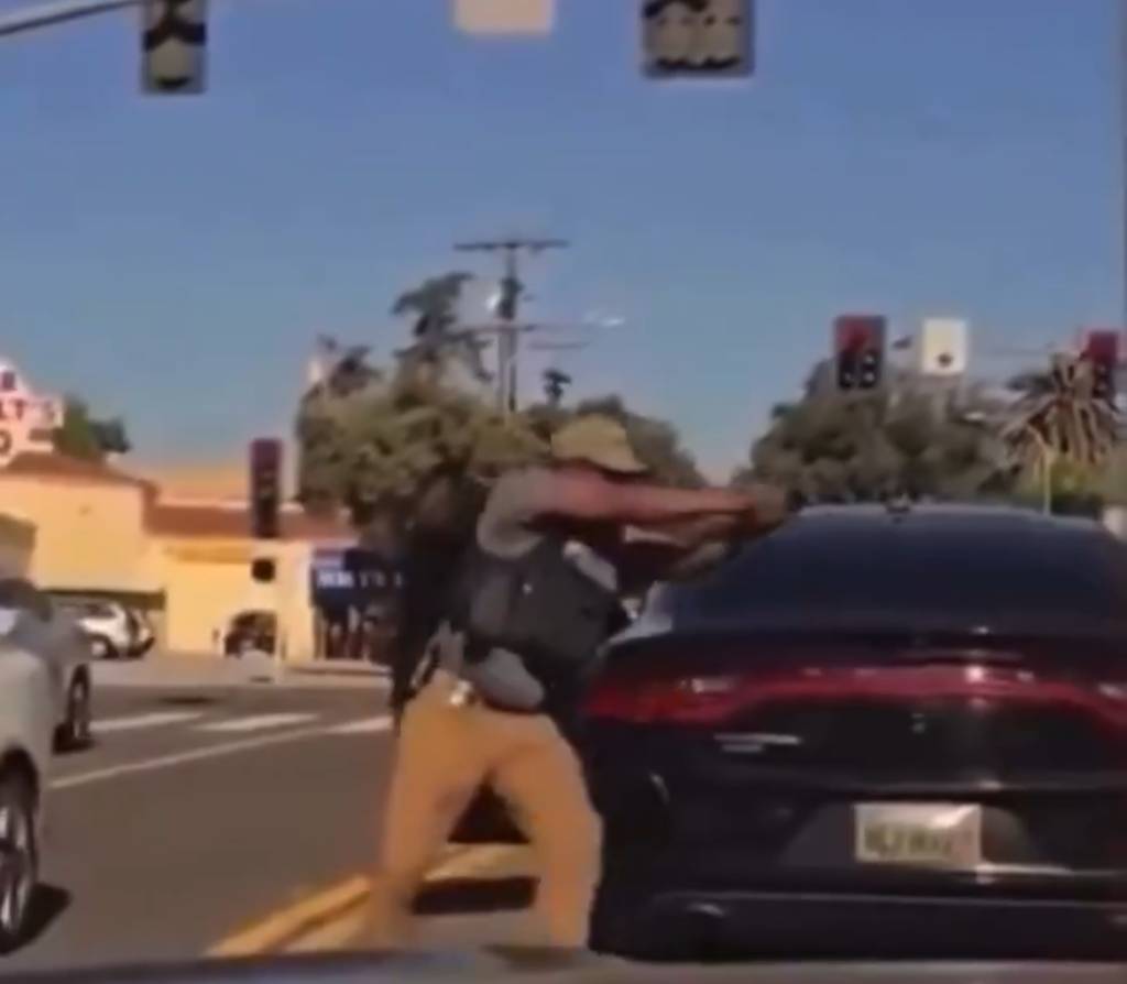 Policial à paisana aponta arma contra manifestante em cidade da Califórnia; veja vídeo