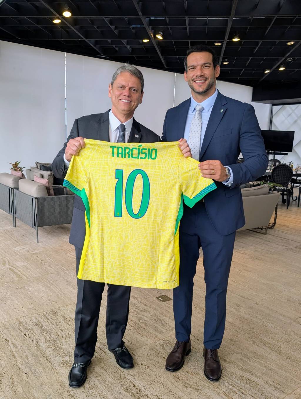 Imagem do WhatsApp de 2025-06-12 à(s) 20.02.31_08d19380 Tarcísio recebe o presidente da CBF, Samir Xaud, no Palácio dos Bandeirantes