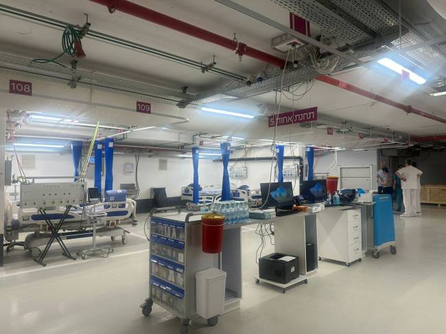 Hospital Ein Kerem abriga 20 salas cirúrgicas pressurizadas, sistemas autônomos de ar e água e 240 leitos hospitalares – tudo quatro andares abaixo do solo. -