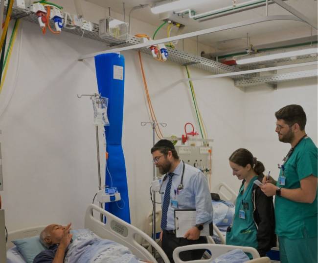 Hospital Hadassah Ein Kerem realizou o primeiro transplante de coração totalmente artificial da região, utilizando materiais como titânio e carbono para salvar a vida de um paciente de 63 anos. -