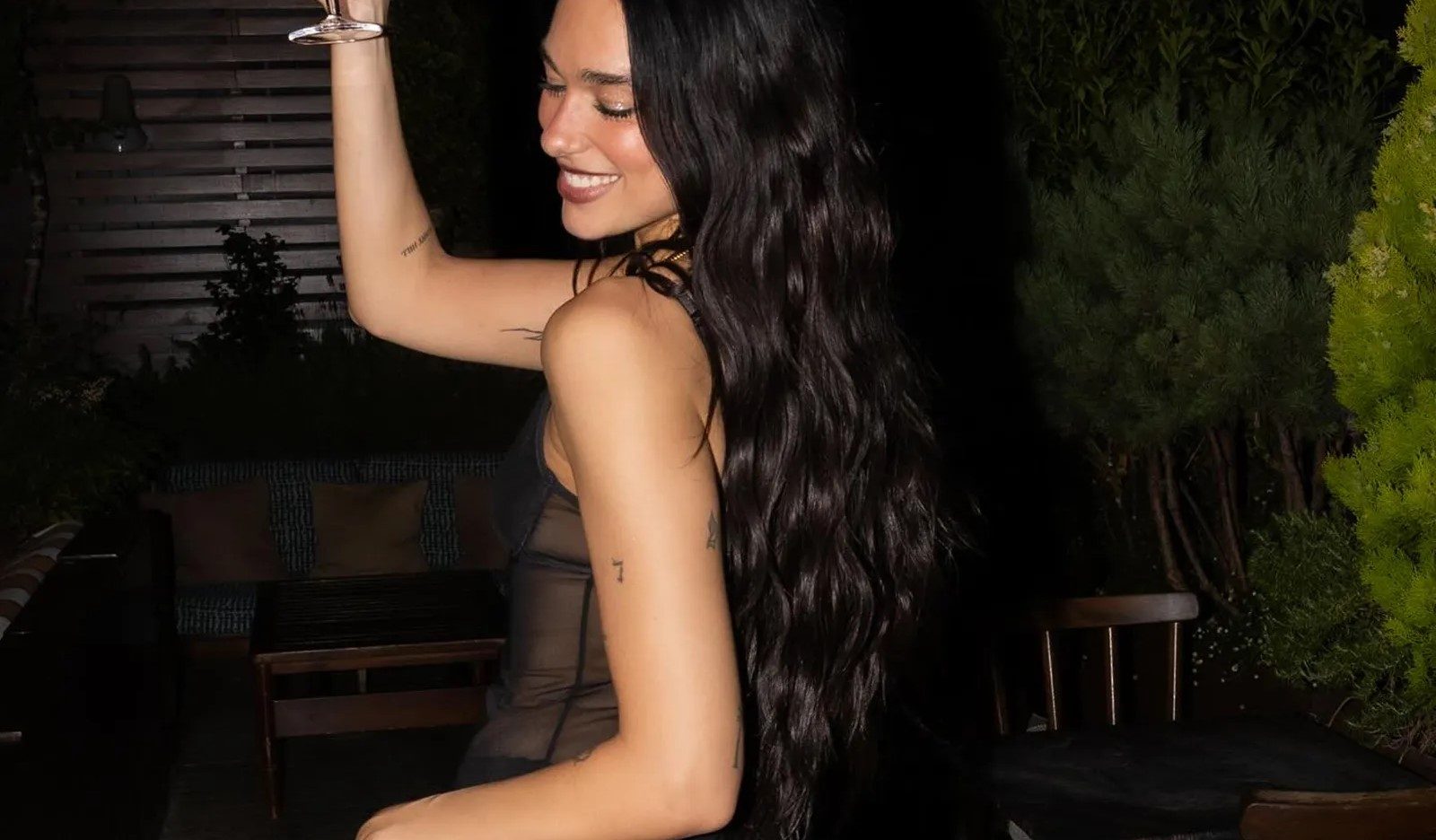 Corpo em evidência: como se inspirar nos vestidos transparentes de Dua Lipa?