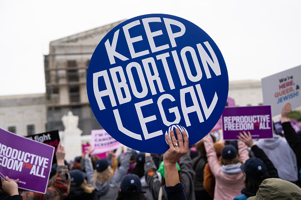 Protestos contra a revogação da histórica decisão de “Roe vs. Wade”, que protegia o direito ao aborto sob a Constituição dos EUA. 02/04/2025