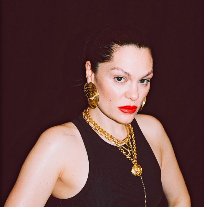 O discurso emocionante de Jessie J sobre tratamento de câncer no The Town