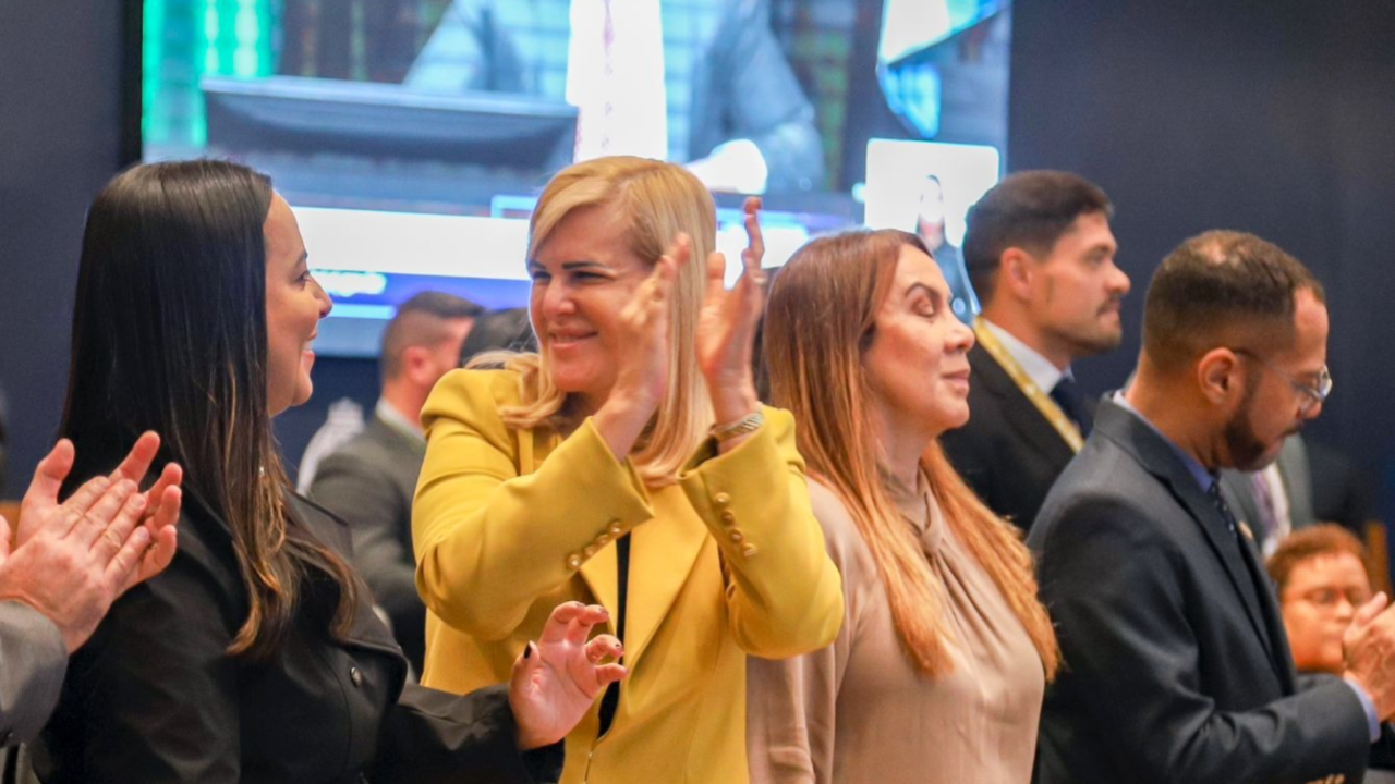 Ao centro, a presidente da OAB RJ, Ana Tereza Basilio