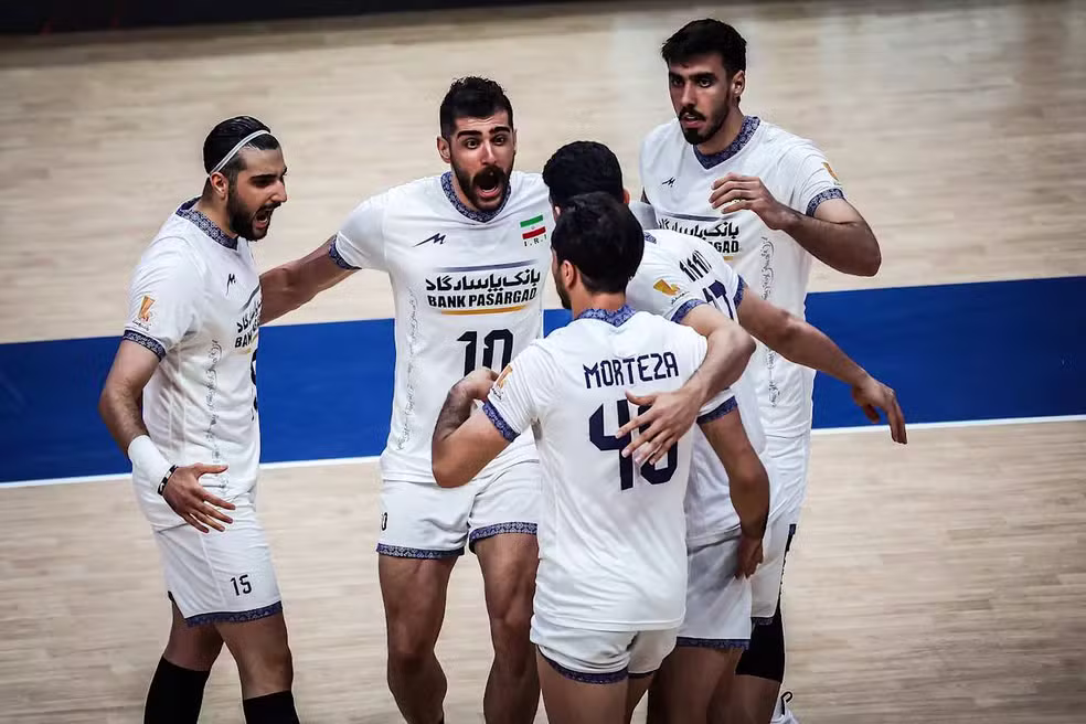 No Brasil, jogadores de vôlei do Irã não seguram as lágrimas ao saber dos bombardeios de Israel no país