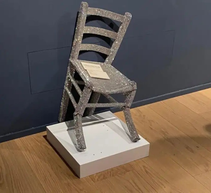 Por que a cadeira de Van Gogh danificada por turista é importante