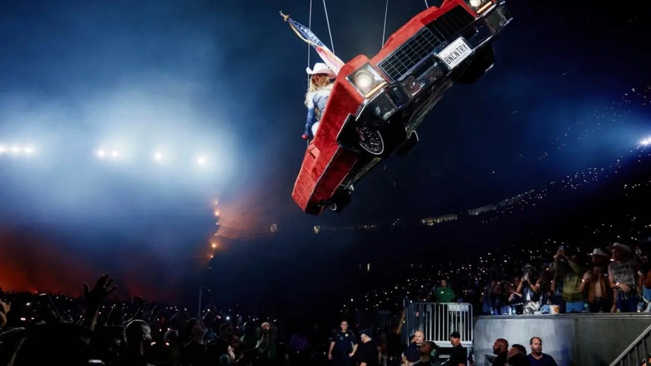Carro inclinado com Beyoncé