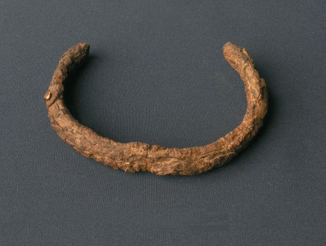 tesouro espacial bracelete Bracelete de 8,5 centímetros de diâmetro foi identificado como uma das peças do Tesouro de Villena forjadas com ferro de meteorito