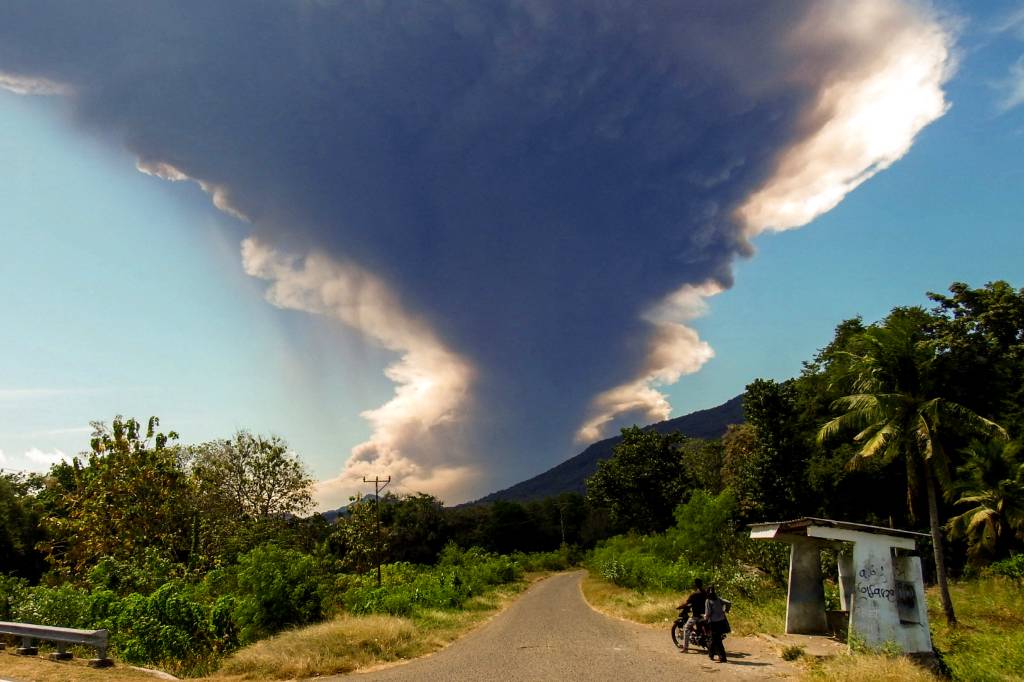 Vídeo: erupção de vulcão na Indonésia lança cinzas a 18 quilômetros de altura