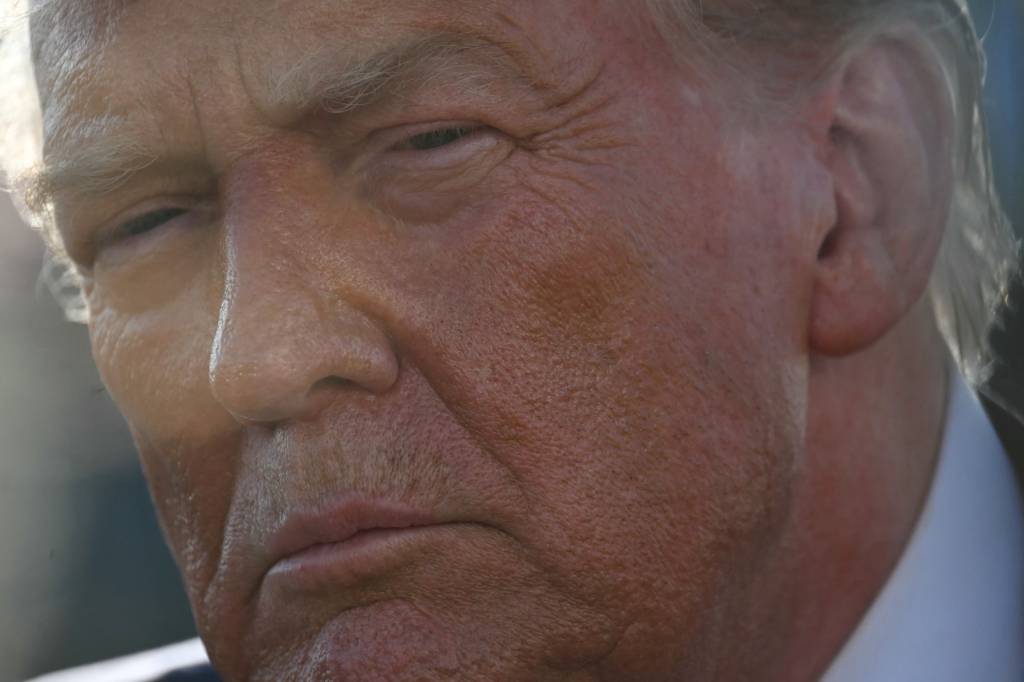 Trump tenta evitar implosão do dólar e JP Morgan fala em revisão de tarifa