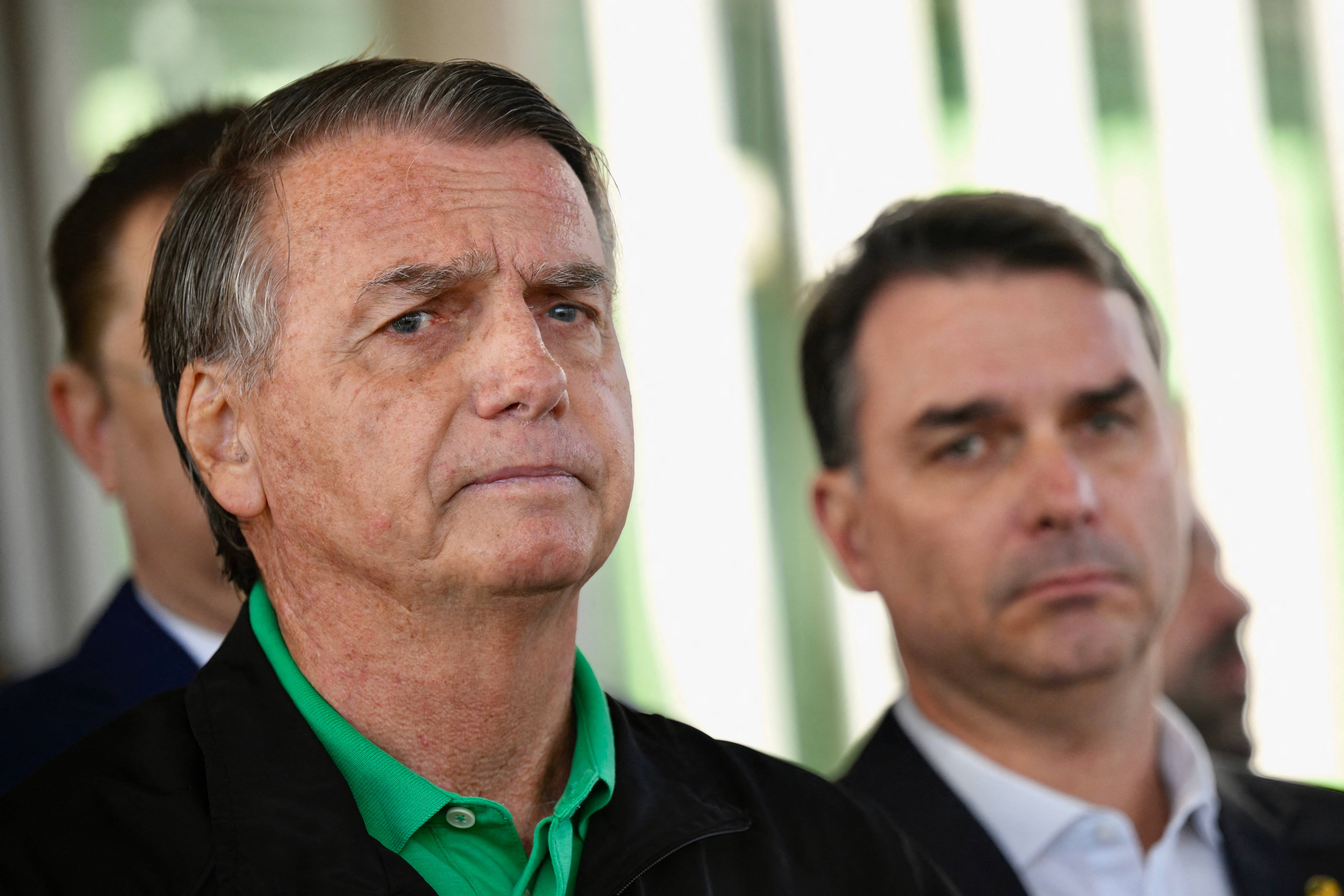 Sem provas, Flávio Bolsonaro ataca sistema eleitoral com boatos antigos