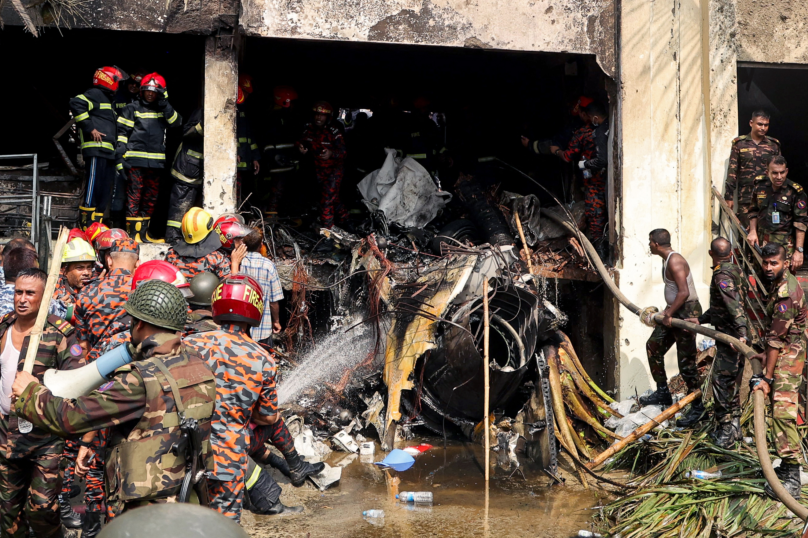 Número de mortos em queda de jato militar sobre escola em Bangladesh sobe para 31