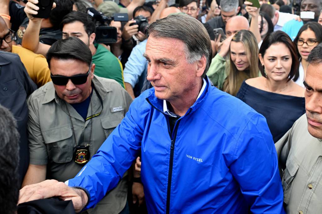Às vésperas de julgamento, Bolsonaro tem ‘bom humor’ e recebe aliados