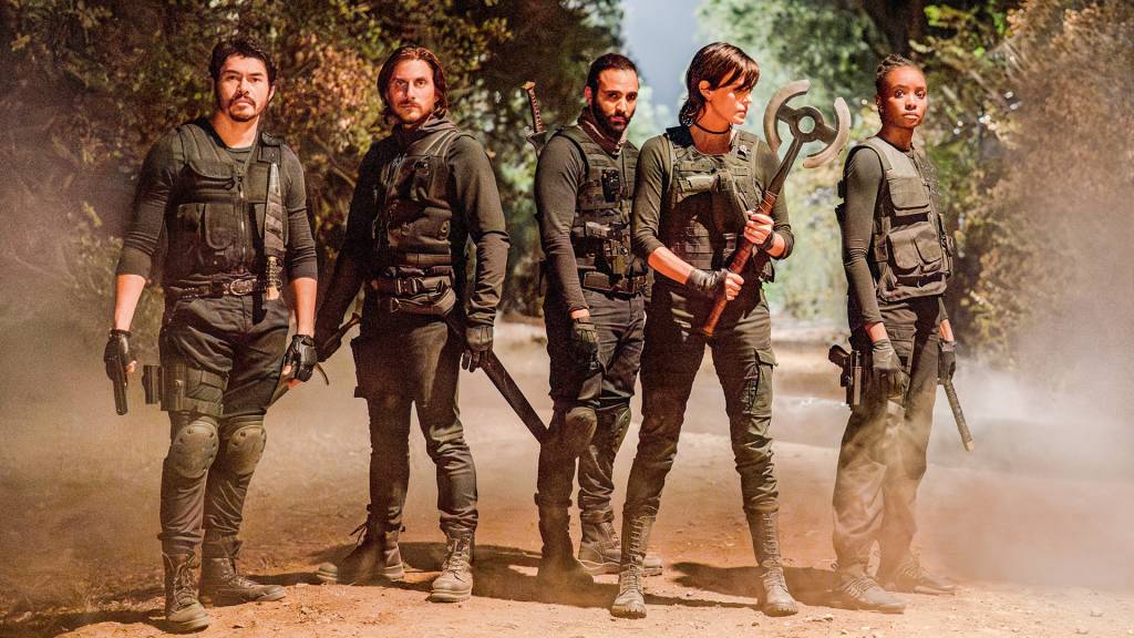 Charlize Theron e Uma Thurman se enfrentam no divertido ‘The Old Guard 2’