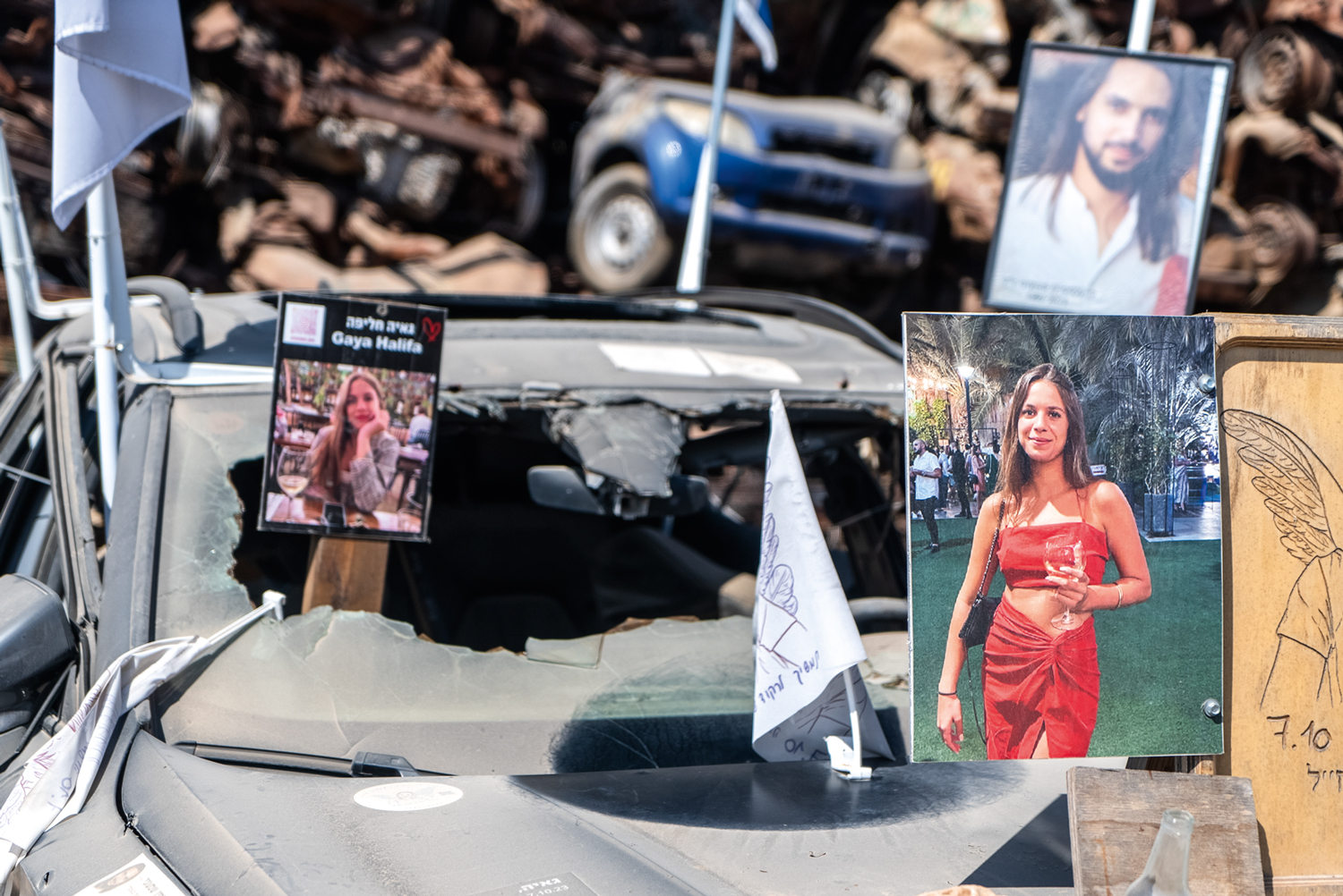 TRAJET&Oacute;RIA ABREVIADA - &Agrave;s v&eacute;speras de come&ccedil;ar os estudos de economia, Gaya Halifa (no cartaz) perdeu a vida aos 23 anos, na rave em que estava no 7 de Outubro. Ela tentava fugir de carro (na foto) quando foi atingida. &ldquo;Minha exist&ecirc;ncia se divide entre antes e depois da partida precoce dela&rdquo;, diz a m&atilde;e, Sigal Halifa.