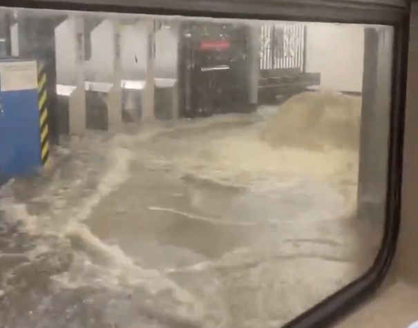 Fortes chuvas inundam estação de metrô em Nova York; veja vídeos