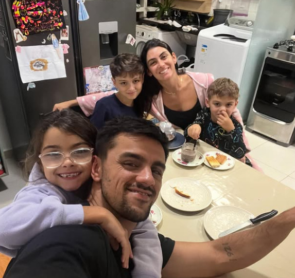 Felipe Simas se explica após elogiar mulher por abandonar profissão