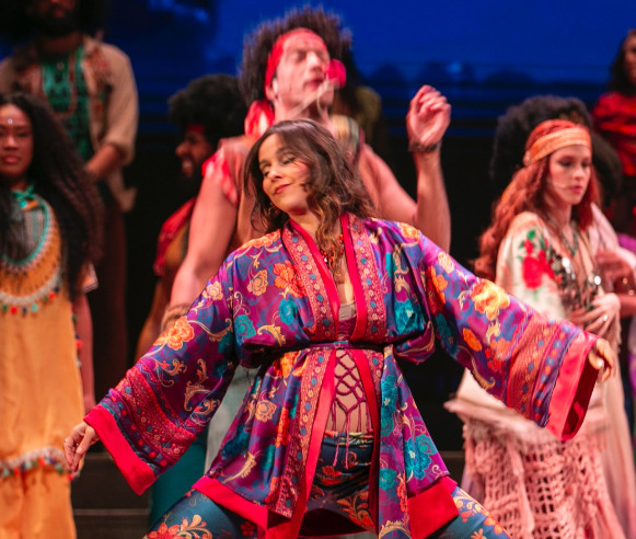 Thati Lopes: do humor no Porta dos Fundos à liberdade sexual em ‘Hair’