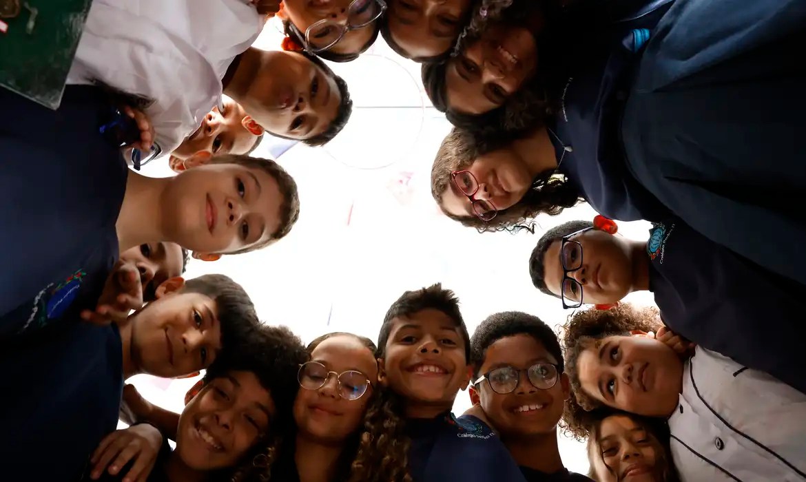 Brasil investe no orçamento menos de R$ 500/mês por criança e adolescente