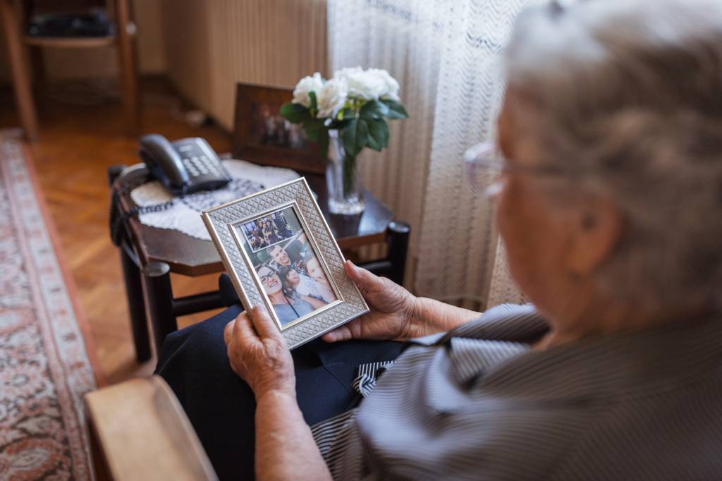 GettyImages-1353625233.jpg DESAFIO DA IDADE - A situação do idoso: mais de 5 milhões de brasileiros acima de 60 anos vivem sem ninguém