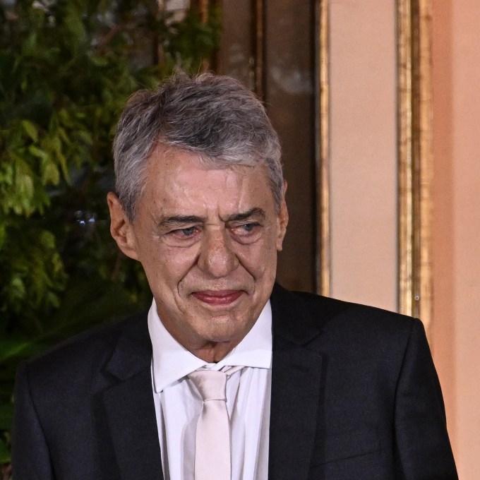 Chico Buarque vence ação judicial contra Facebook