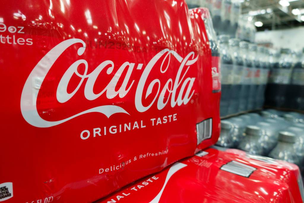 ‘É simplesmente melhor’: Trump quer mudar receita da Coca nos EUA; entenda
