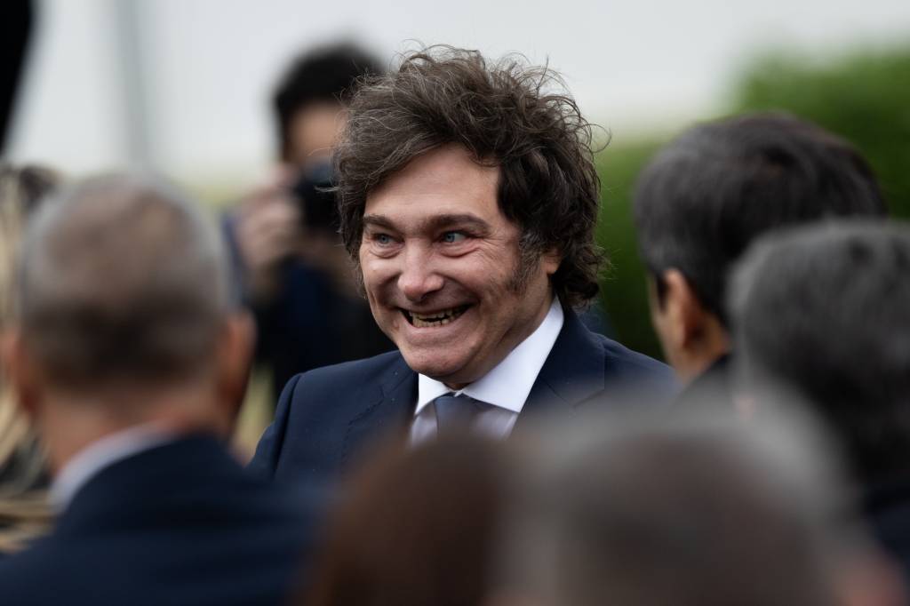 Em vitória para Milei, pobreza na Argentina cai para 31,6% no primeiro semestre de 2025